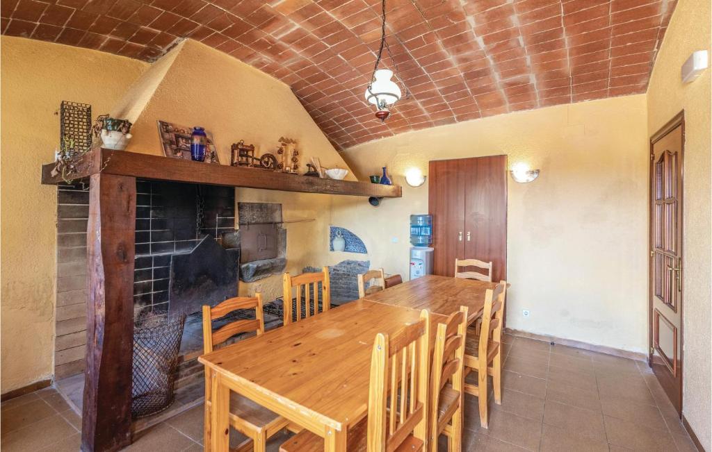 Stunning Home In Riudellots With 8 Bedrooms, Wifi And Outdoor Swimming Pool photo 4