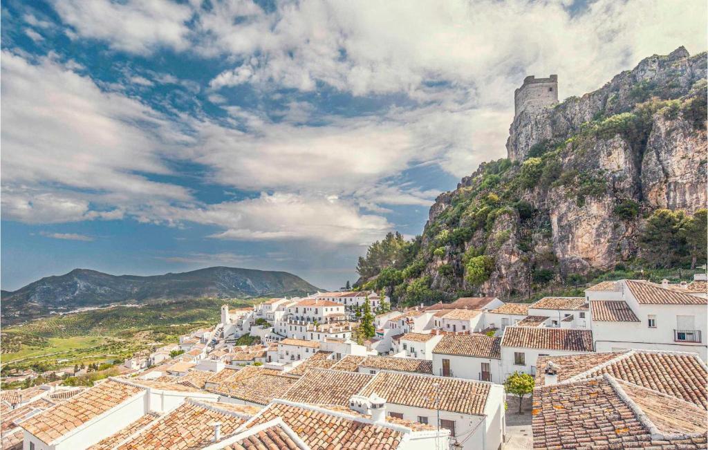 Amazing Cottage In Algatocn With 5 Bedrooms, Outdoor Swimming Pool And Wifi photo 2