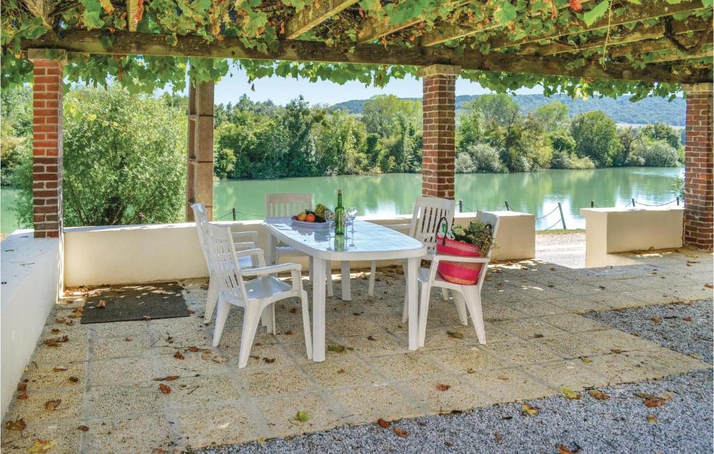 Beautiful Home In Jaulgonne With 4 Bedrooms And Wifi photo 4