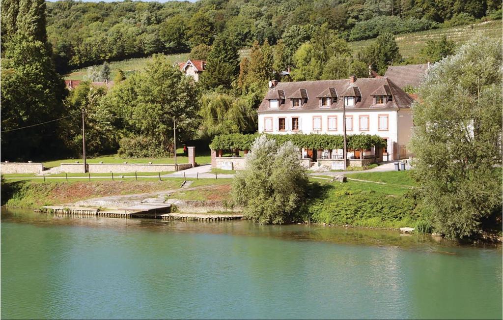 Beautiful Home In Jaulgonne With 4 Bedrooms And Wifi