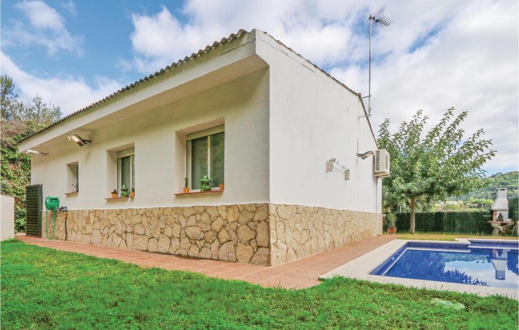 Awesome Home In St, Cebri De Vallalta With 3 Bedrooms, Private Swimming Pool And Swimming Pool photo 2
