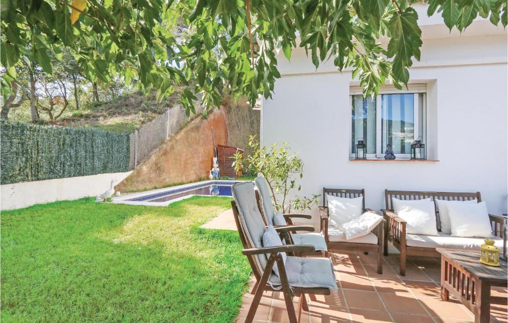 Awesome Home In St, Cebri De Vallalta With 3 Bedrooms, Private Swimming Pool And Swimming Pool photo 4