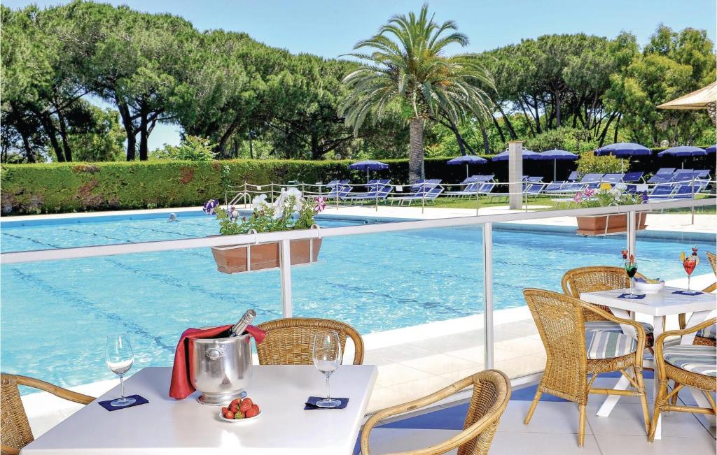 Beautiful Home In Baia Domizia S,aurunca With 2 Bedrooms And Outdoor Swimming Pool photo 3