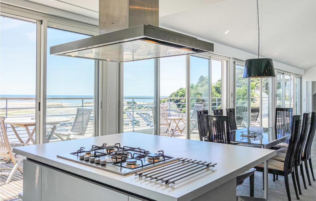 Nice Apartment In Barneville-carteret With 4 Bedrooms And Wifi photo 1