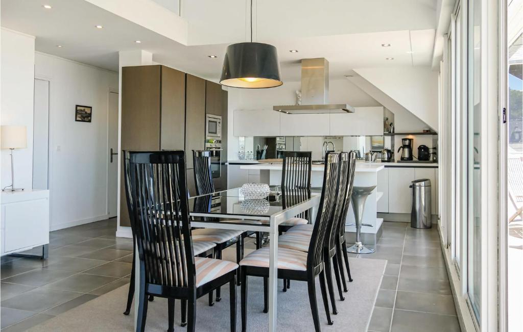 Nice Apartment In Barneville-carteret With 4 Bedrooms And Wifi photo 2