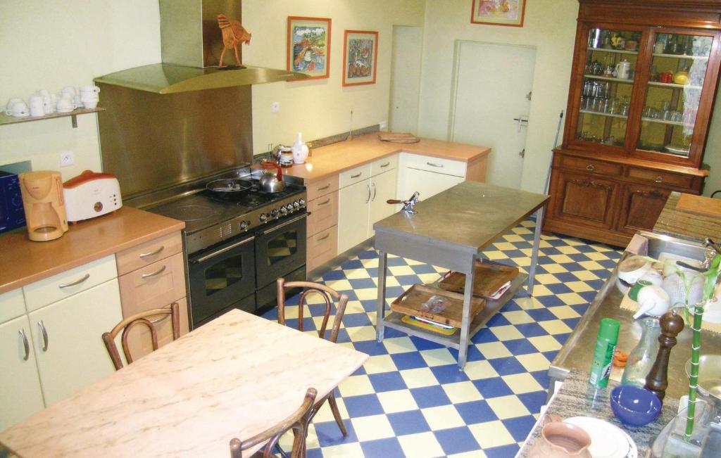 Beautiful Home In Arles With 7 Bedrooms, Private Swimming Pool And Outdoor Swimming Pool photo 3