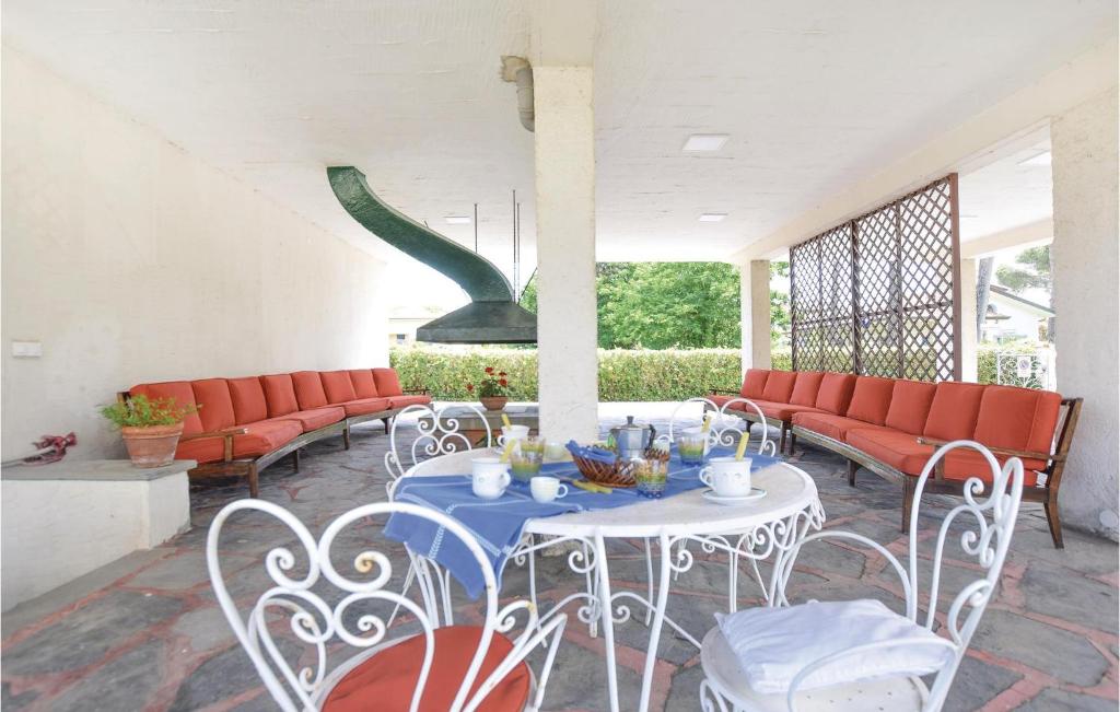 Awesome Apartment In Lido Di Camaiore With 2 Bedrooms