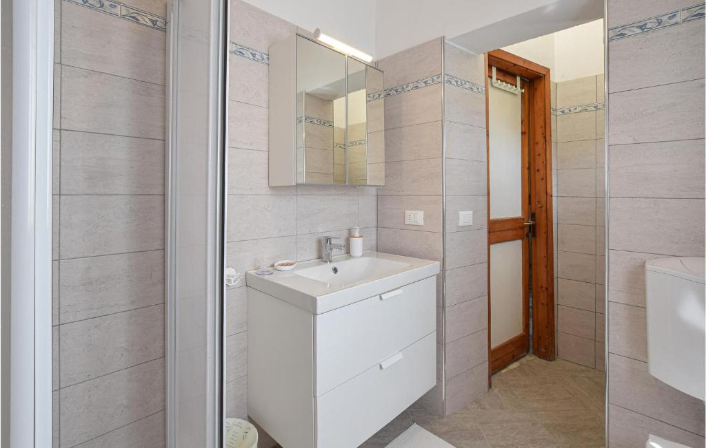 Awesome Apartment In Lido Di Camaiore With 2 Bedrooms photo 4