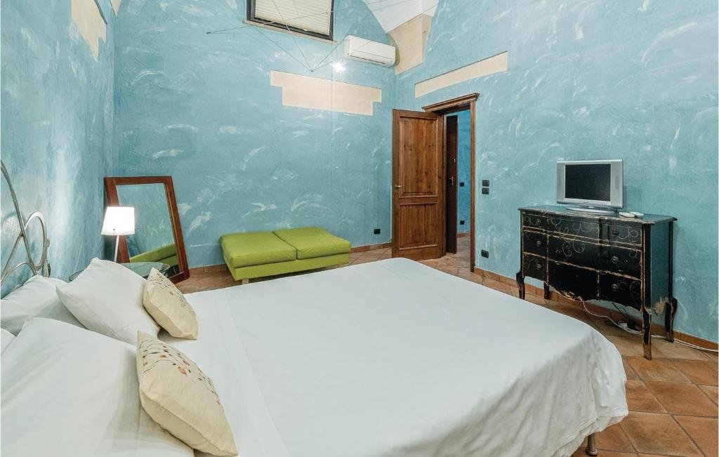 Stunning Apartment In Lecce Le With 1 Bedrooms And Wifi photo 2