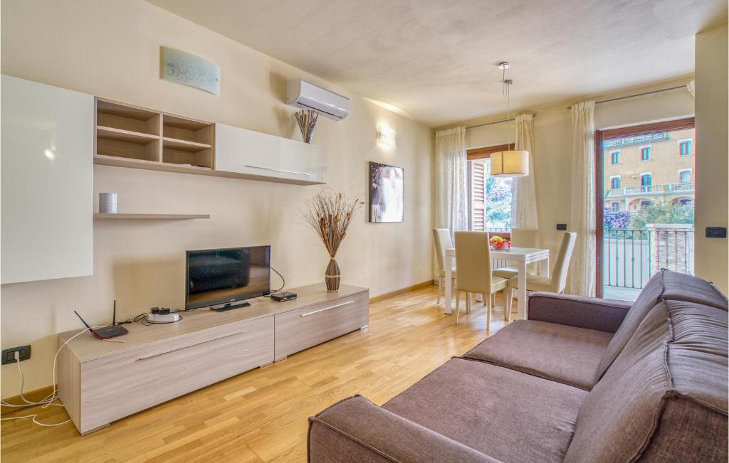 Stunning Apartment In Toscolano Maderno With 2 Bedrooms And Wifi