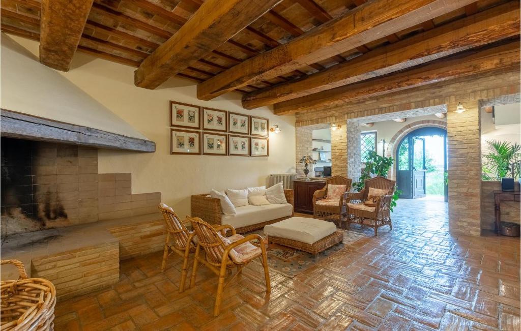 Nice Home In Tolentino With 11 Bedrooms, Private Swimming Pool And Outdoor Swimming Pool photo 1