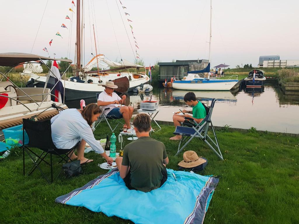 Het Schiphuis met privé haven photo 1
