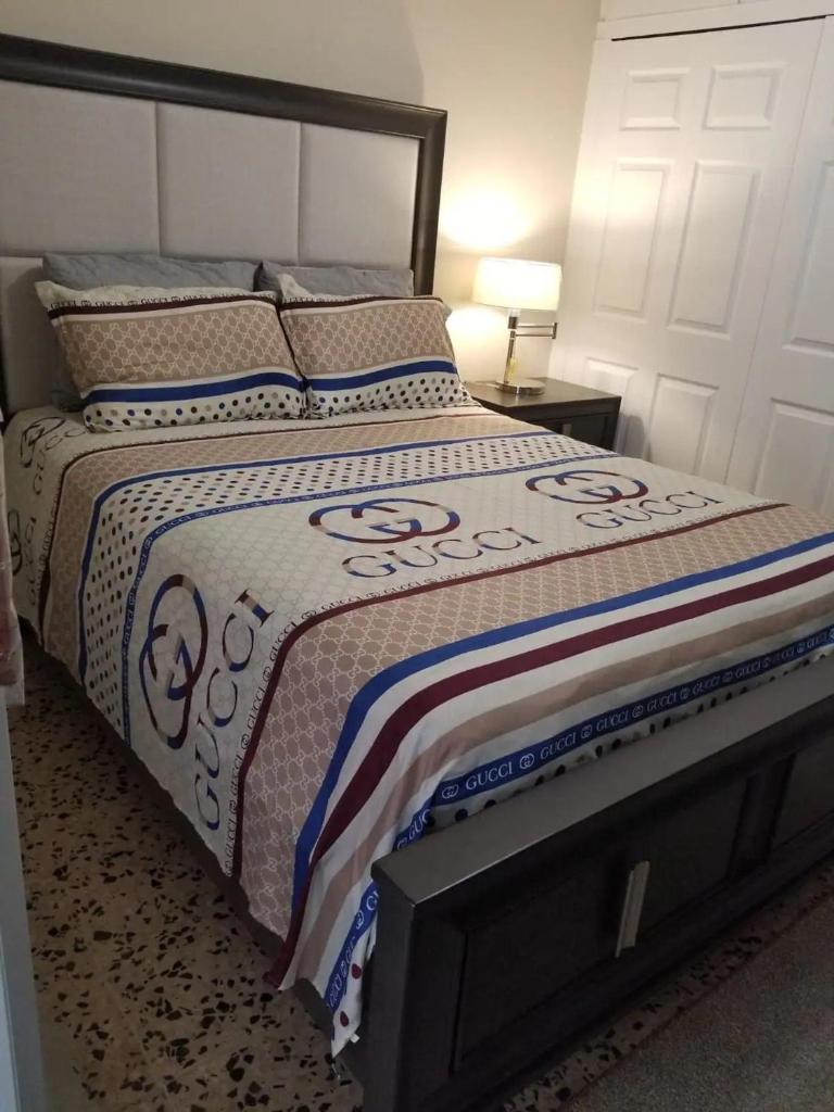 Family Getaway with Private Parking & Swimming Pool photo 1