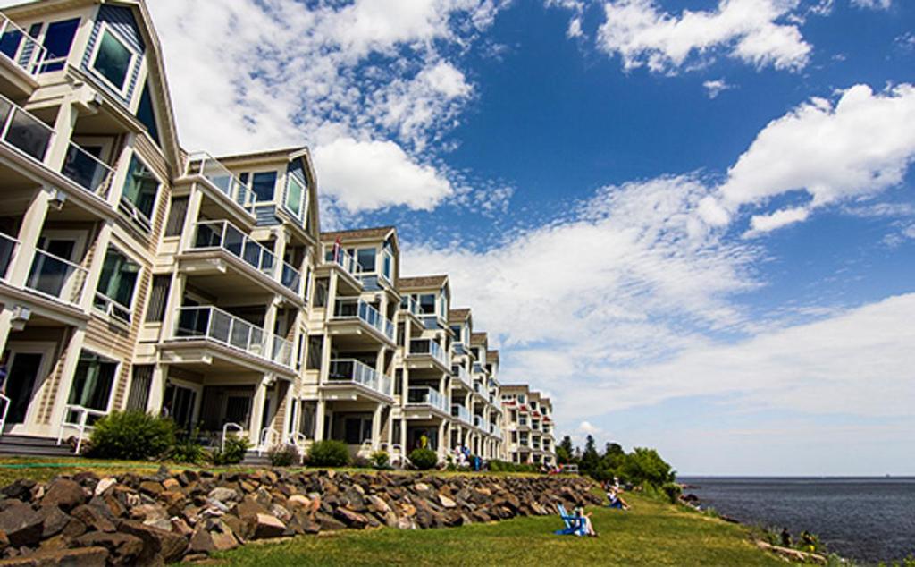 Beacon Pointe on Lake Superior photo 2