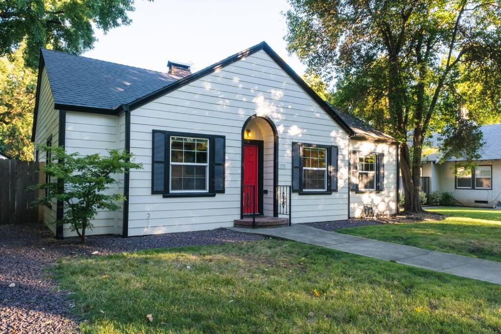 3 Bedroom Charmer 5 Minutes from Central Downtown photo 3