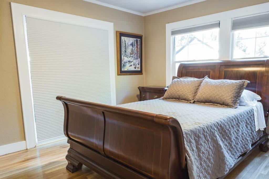 3 Bedroom Charmer 5 Minutes from Central Downtown photo 4