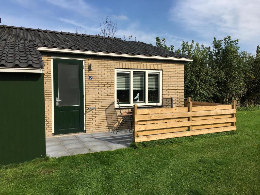 Bungalow op bedrijf met melkkoeien photo 3
