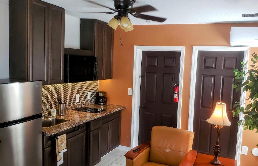 Stylish Suite Tampa Minutes to Hard Rock Casino image