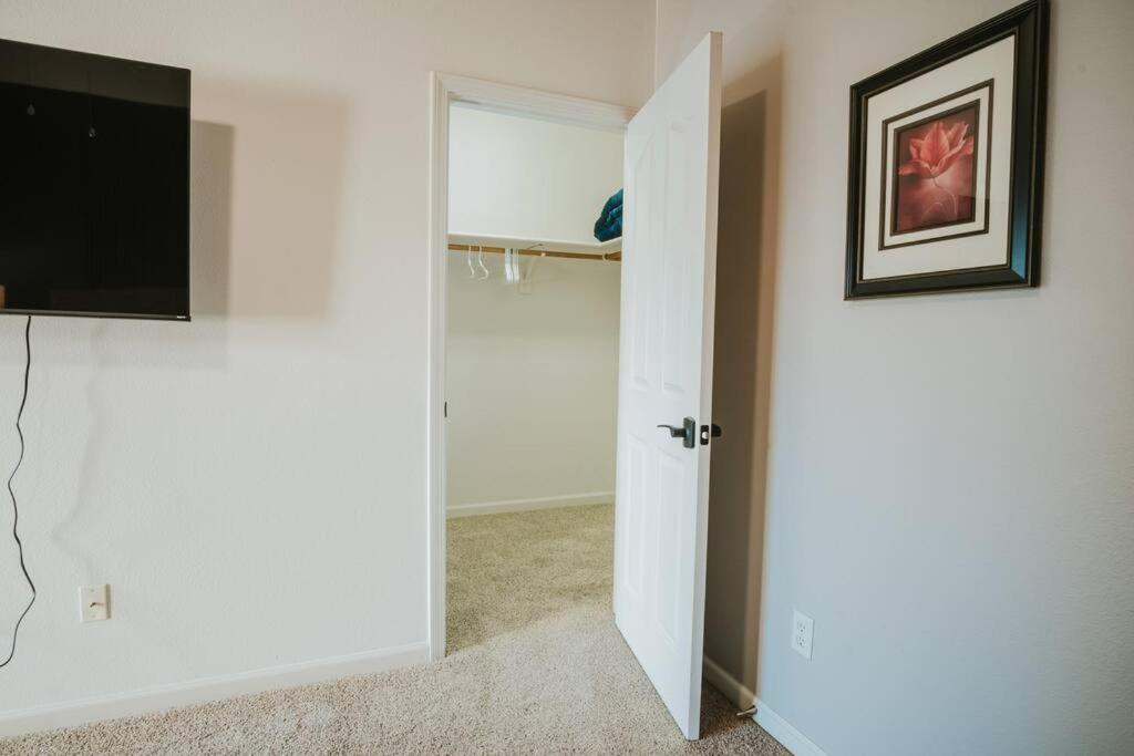 Cozy 3 Bedroom Close to shops and downtown photo 4