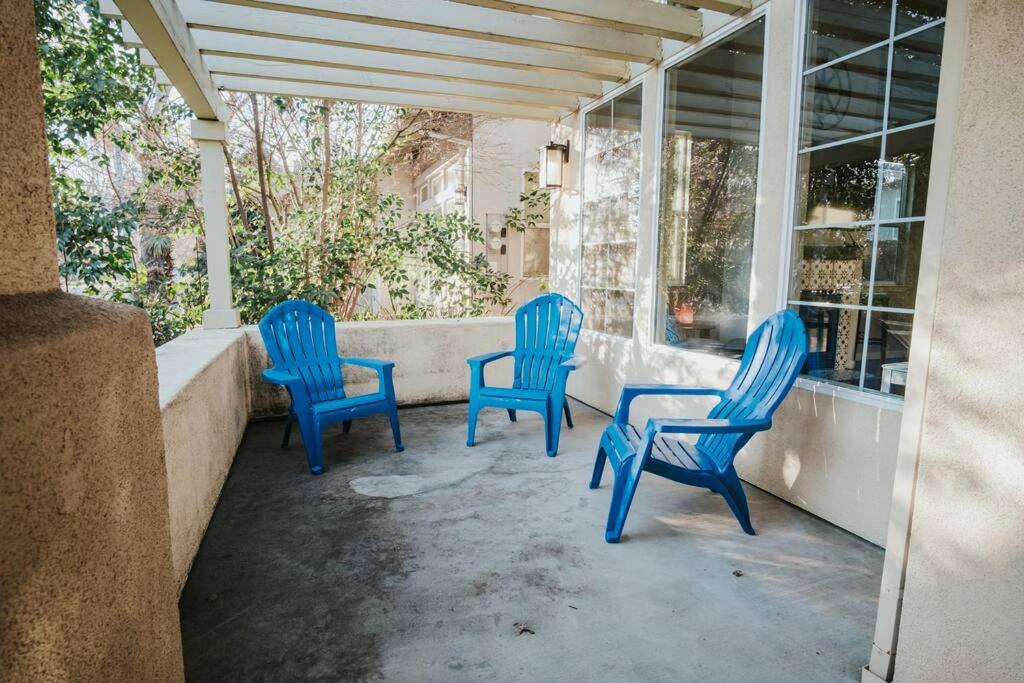 Cozy 3 Bedroom Close to shops and downtown photo 3