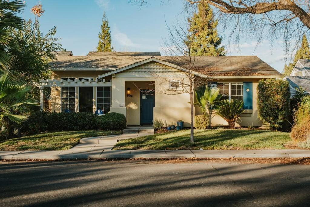 Cozy 3 Bedroom Close to shops and downtown photo 2