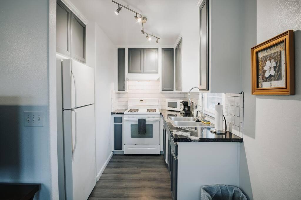 Gorgeous Upstairs Studio with Patio and Laundry photo 3
