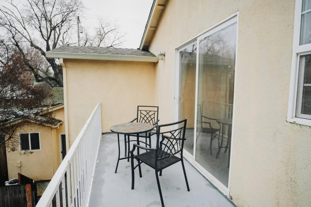 Gorgeous Upstairs Studio with Patio and Laundry photo 4