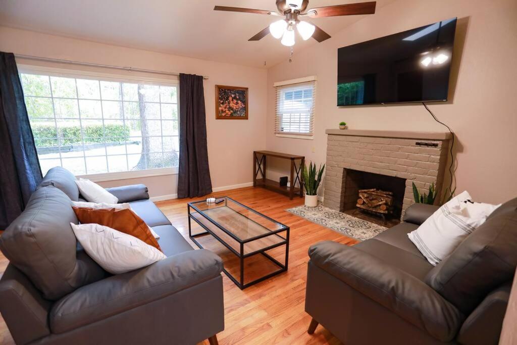 2Bed in Quiet Neighborhood Beautiful Outdoor Space photo 3
