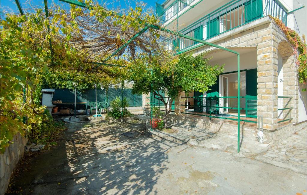 Amazing Apartment In Brodarica With 3 Bedrooms And Wifi