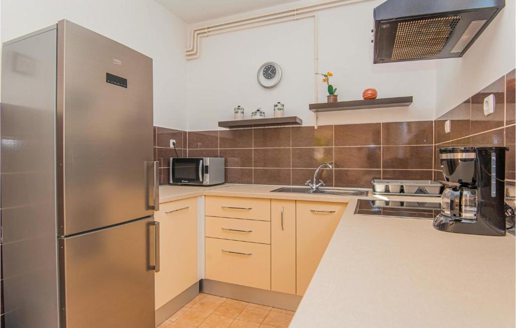 Amazing Apartment In Brodarica With 3 Bedrooms And Wifi photo 4