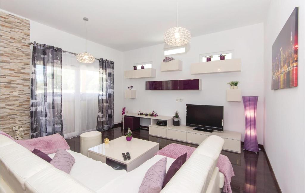 Nice Home In Pula With 3 Bedrooms, Wifi And Outdoor Swimming Pool photo 1