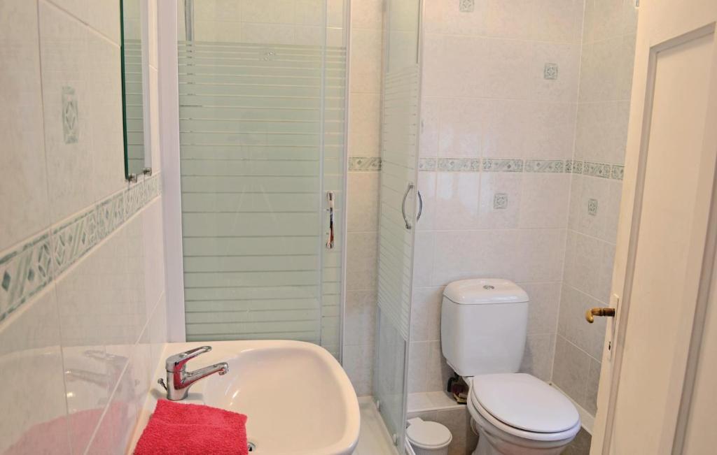 Beautiful Apartment In Ault With 1 Bedrooms photo 4