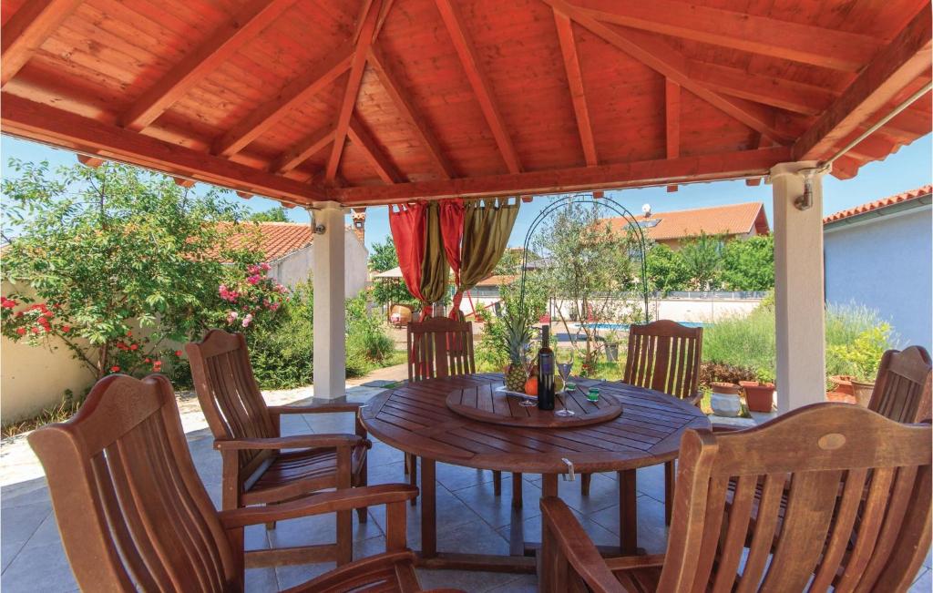 Nice Home In Pula With 5 Bedrooms, Wifi And Outdoor Swimming Pool photo 4