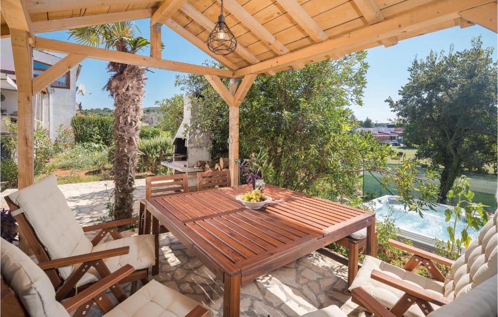 Beautiful Home In Vrsar With 4 Bedrooms, Wifi And Jacuzzi photo 3