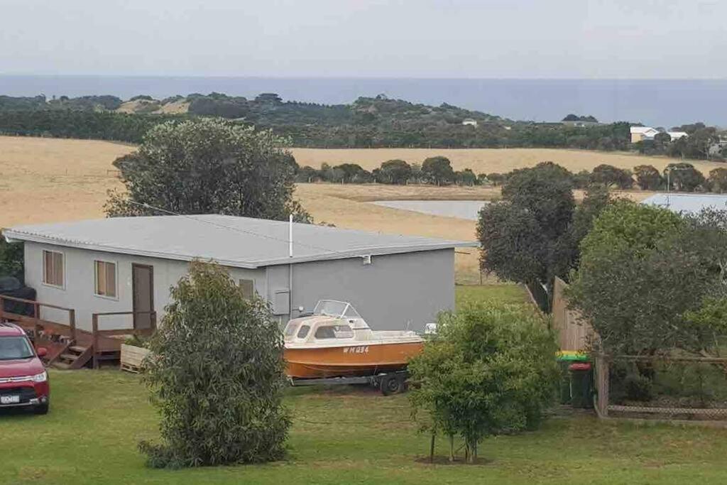 YOLO- Beach-house views, near penguins, nbn! photo 4