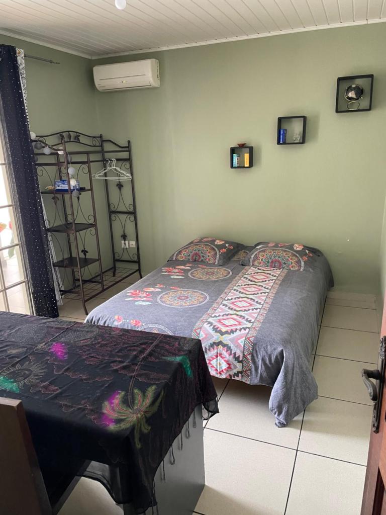 Chambre chez Karine avec accès à la piscine