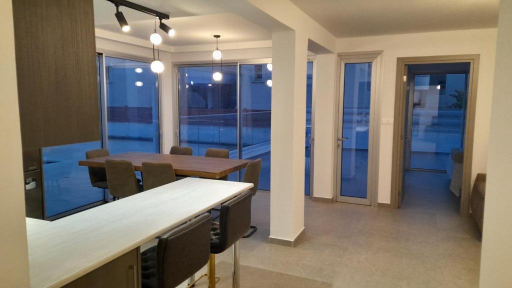 Sky Apartment on the pool photo 2