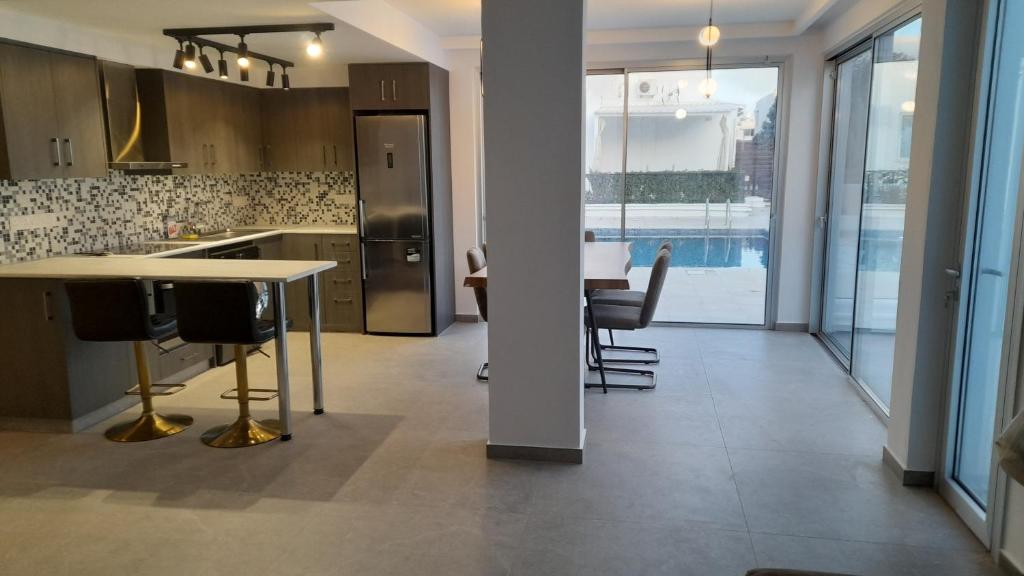 Sky Apartment on the pool photo 3