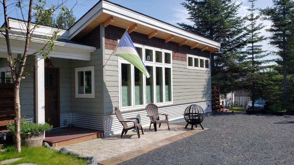 Entire Tiny Home close to cruise ship terminal Alaska Railroad and downtown Seward image
