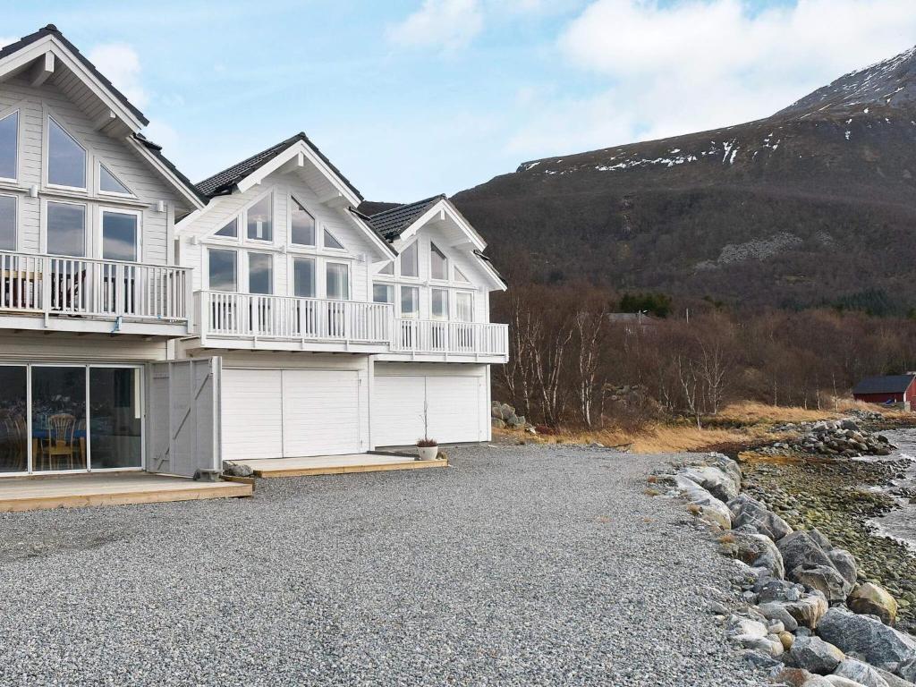 Holiday home Brattvåg III photo 2