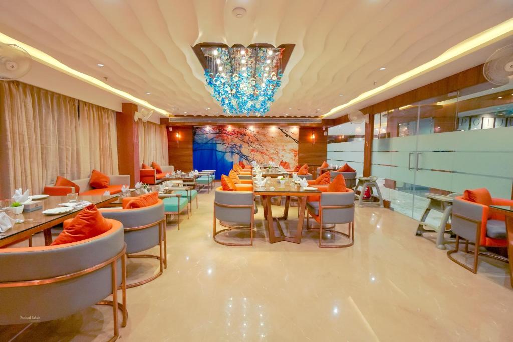 RG Exclusive Hotel- Akola photo 2