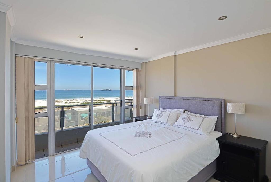Load-Shedding Free 2 Bedroom Beachfront Apartment with Sea Views photo 4