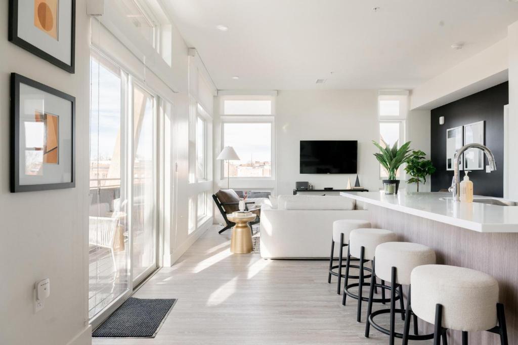 Chic Gallery Loft - Amazing Deck - Zuni Lofts photo 3