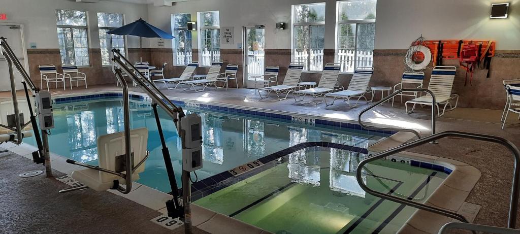Holiday Inn Express & Suites New Buffalo, MI, an IHG Hotel photo 3