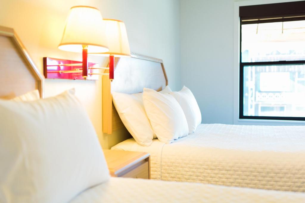 Two Sunsets Hotel image