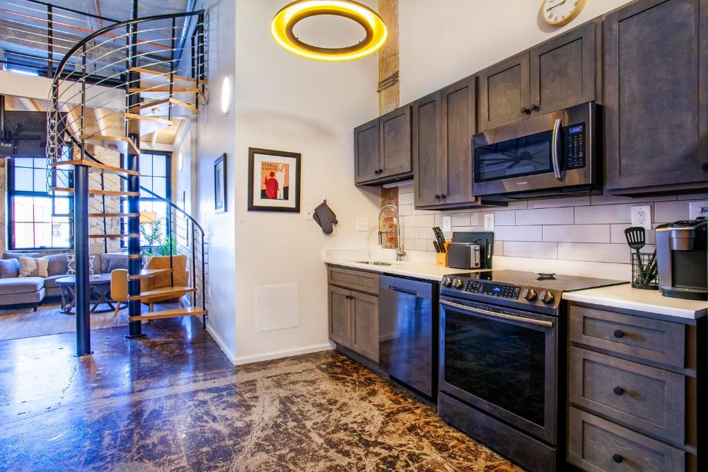 Sterchi Lofts Getaway - Downtown Knoxville photo 3