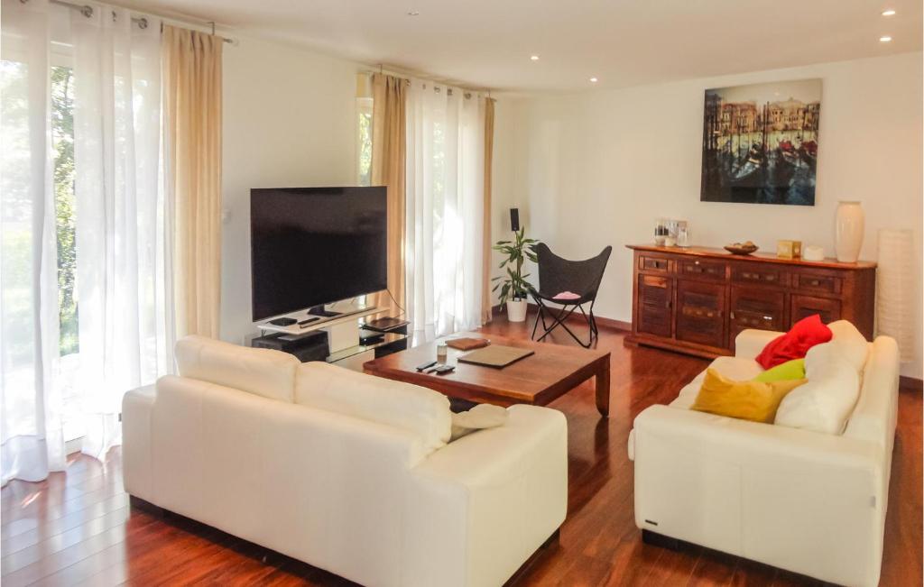 Stunning Home In Sussargues With Wifi, Outdoor Swimming Pool And Swimming Pool photo 1