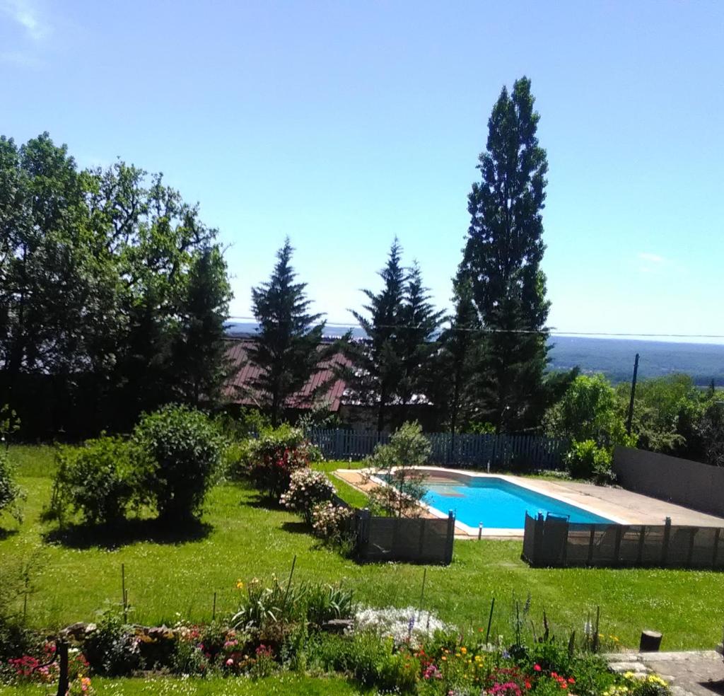 Nature et Piscine au sommet du Périgord photo 1