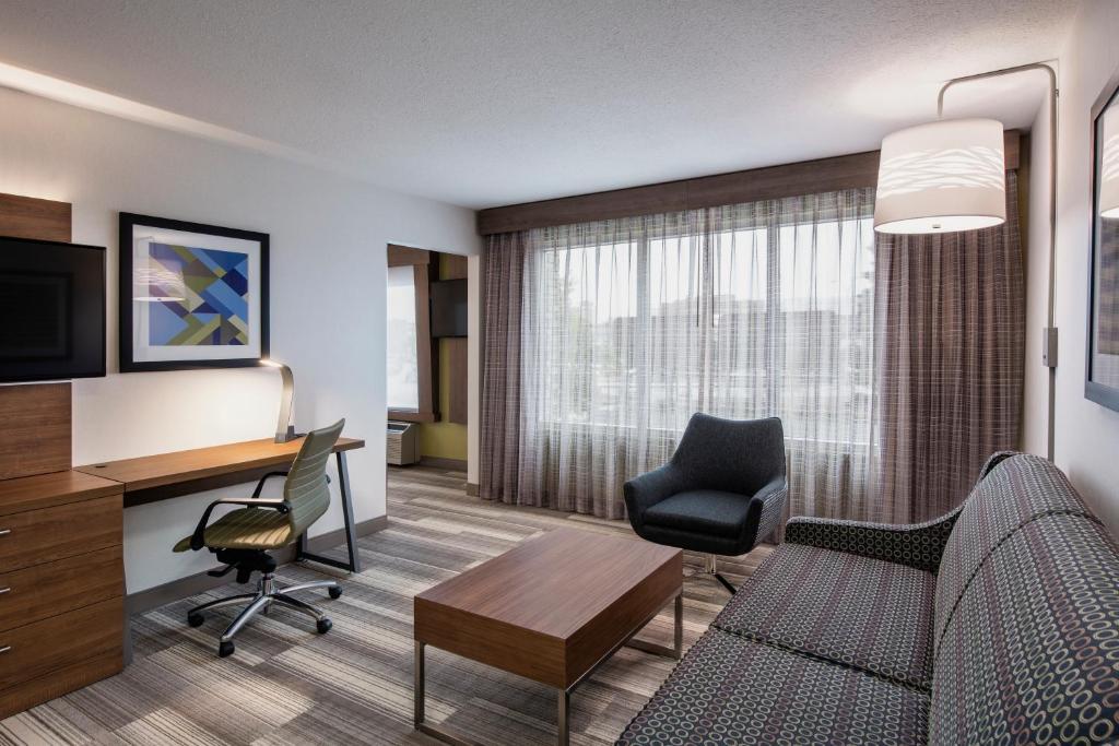 Holiday Inn Express Hotel & Suites Saskatoon, an IHG Hotel photo 1