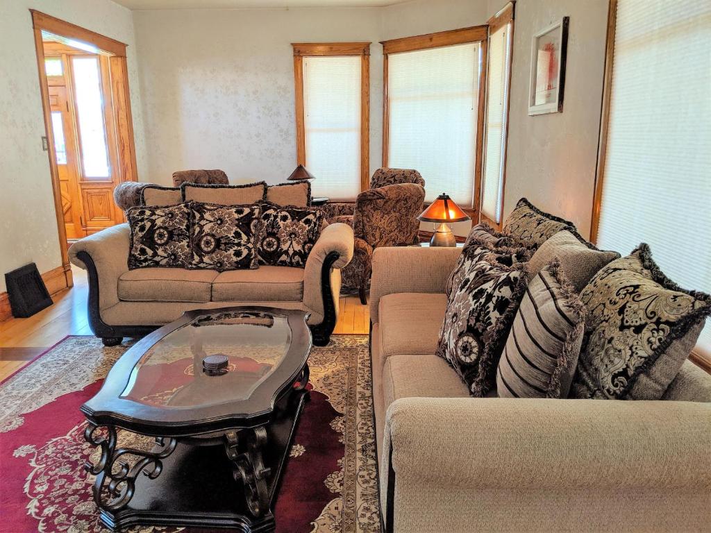 Sagebrush I - Cozy Downtown Home W-patio Dining photo 1